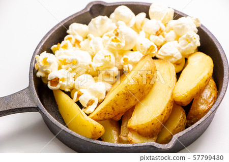 Popcorn and French fries (with skin and natural cut). Assorted skillet. 57799480
