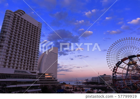 橫濱港和Minatomirai的晚上視圖 57799919