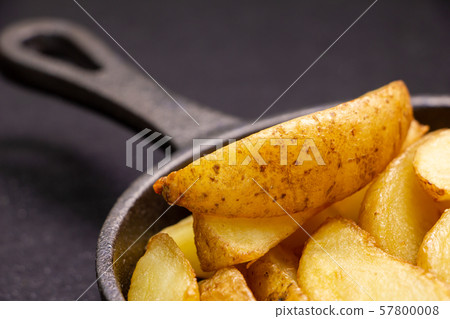 Up of fried potatoes (with skin and natural cut) in skillet. 57800008