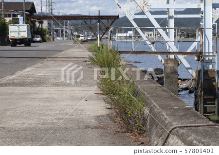 用起重機伸入大海的風景 57801401