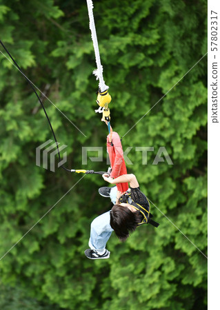 婦女做蹦極跳 婦女做蹦極跳 57802317