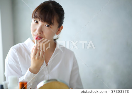 Woman makeup scene Woman makeup scene 57803578