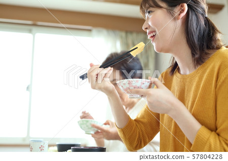 與家人一起愉快的用餐形象 與家人一起愉快的用餐形象 57804228