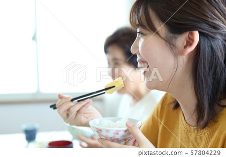 與家人一起愉快的用餐形象 57804229