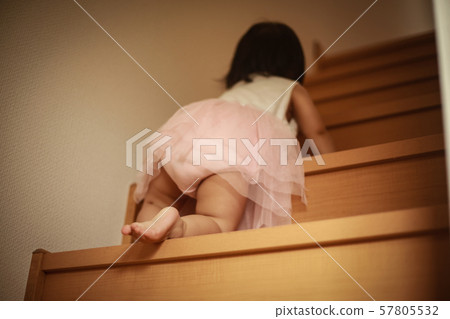 單獨上台階的女孩 單獨上台階的女孩 57805532