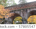 秋天的景色與拱橋 57805547