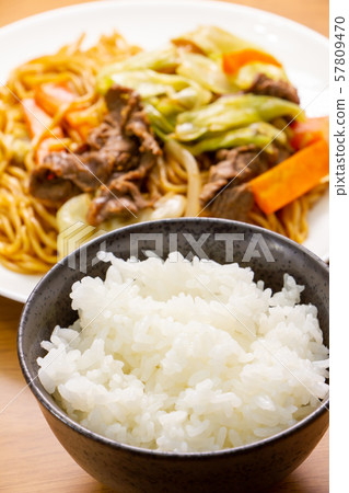 A set of yakisoba set meals. 57809470