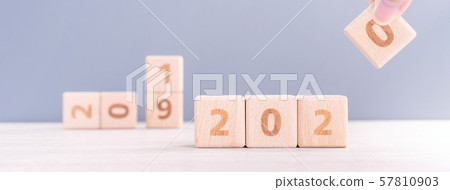 2020年新年秋天女性手目標木刻倒計時目標新年快樂 2020年新年秋天女性手目標木刻倒計時目標新年快樂 57810903