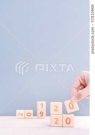 2020年新年秋天女性手目標木刻倒計時目標新年快樂 2020年新年秋天女性手目標木刻倒計時目標新年快樂 57810906