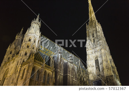 在奧地利維也納照亮的聖史蒂芬大教堂 57812367