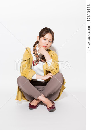 Female fashion portrait 57813438