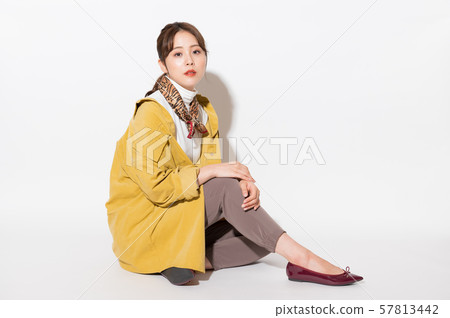 Female fashion portrait 57813442