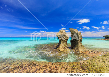 宮古島市久留馬島形狀奇特的岩石 宮古島市久留馬島形狀奇特的岩石 57813500