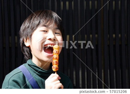 Children eating around in Takayama sightseeing 57815206