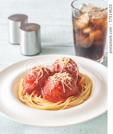 Meatballs with tomato sauce and pasta 57819628