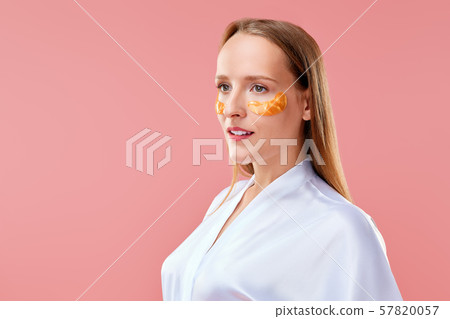 Beautiful lady with mask for the skin  57820057