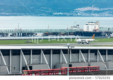大阪市關西國際機場翼飛機和客運飛機 大阪市關西國際機場翼飛機和客運飛機 57820292