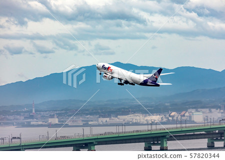 關西國際機場連接橋樑和客機 關西國際機場連接橋樑和客機 57820344