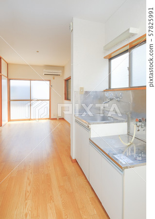 Empty room before and after transference 57825991