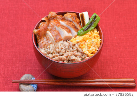 Grilled chicken bowl, Teriyaki bowl of chicken thigh meat, three-colored bowl (three-color bowl), teriyaki + chicken sobo + fried egg, grilled leek and grilled onion. 57826592