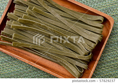 Spinach raw fettuccine 57829237