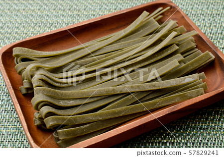 Spinach raw fettuccine 57829241