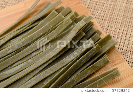 Spinach raw fettuccine Spinach raw fettuccine 57829242