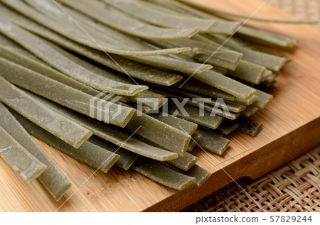 Spinach raw fettuccine 57829244
