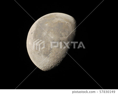Moon image material shining in the night sky, thin clouds, age 20.3 57830149