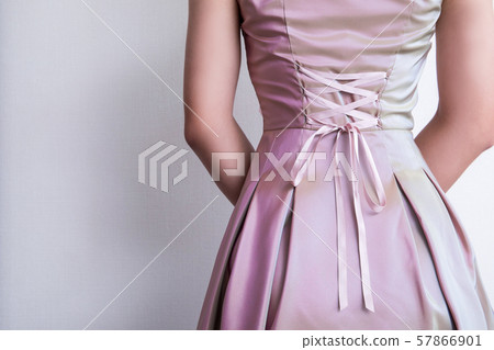 一件桃紅色禮服的禮服婦女在一個空白背景禮服婦女 一件桃紅色禮服的禮服婦女在一個空白背景禮服婦女 57866901
