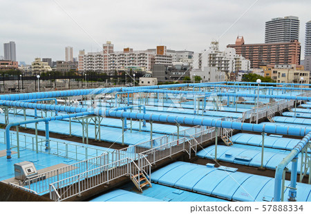 東京都荒川區的三川島水資源再生中心處理設施和城市景觀 57888334