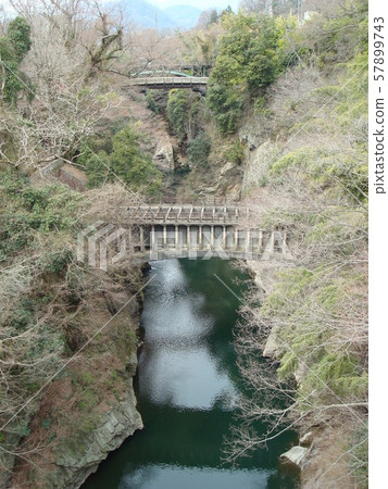 桂河谷上的八澤發電廠第一水道橋（背景為Sarubashi） 57899743