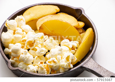 Popcorn and French fries (with skin and natural cut). Assorted skillet. 57915087