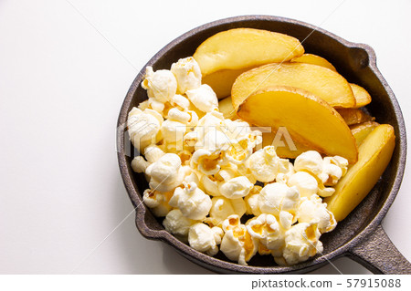 Popcorn and French fries (with skin and natural cut). Assorted skillet. 57915088
