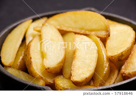 煎鍋中的炸薯條（帶皮和自然切成薄片）。 57918646