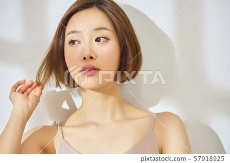 Women beauty 57918925