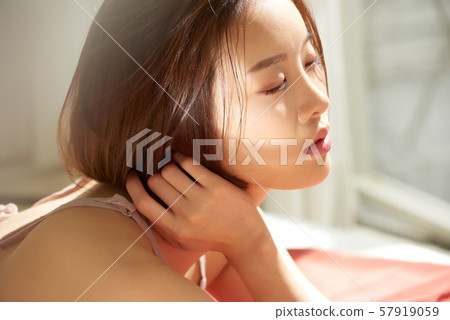 Women beauty 57919059