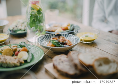 Dining table 57919287