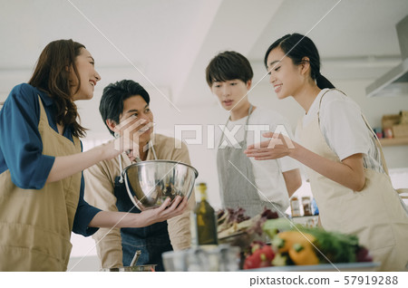 Men and women lifestyle cuisine 57919288