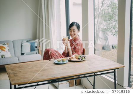 Female lifestyle diet 57919316