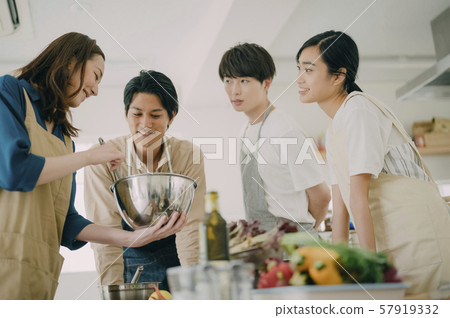 Men and women lifestyle cuisine 57919332