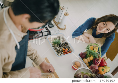 Men and women lifestyle cuisine 57919392