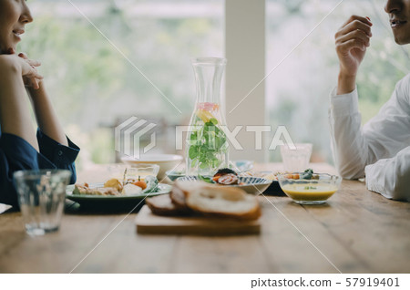 男人和女人夫妻已婚夫婦生活方式餐 57919401