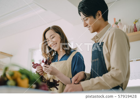 Men and women lifestyle cuisine Men and women lifestyle cuisine 57919428