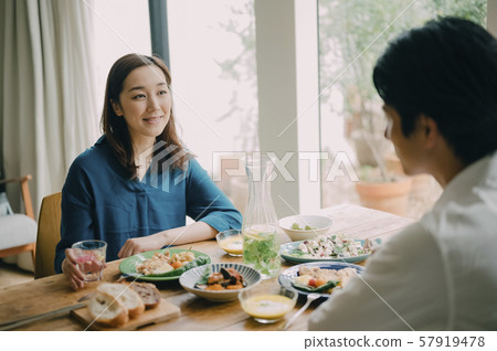男人和女人夫妻已婚夫婦生活方式餐 男人和女人夫妻已婚夫婦生活方式餐 57919478