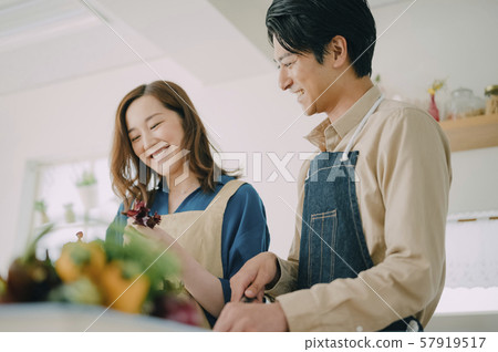 Men and women lifestyle cuisine 57919517