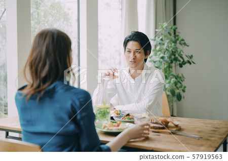 男人和女人夫妻已婚夫婦生活方式餐 57919563