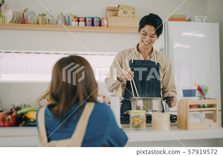 Men and women lifestyle cuisine 57919572