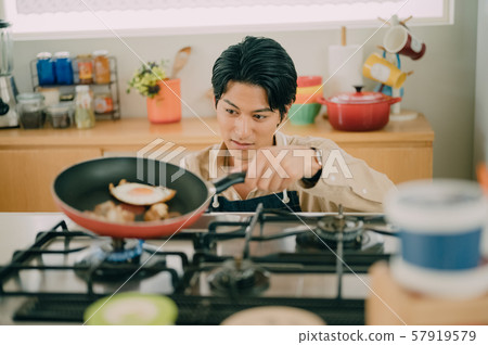 Men lifestyle cooking 57919579