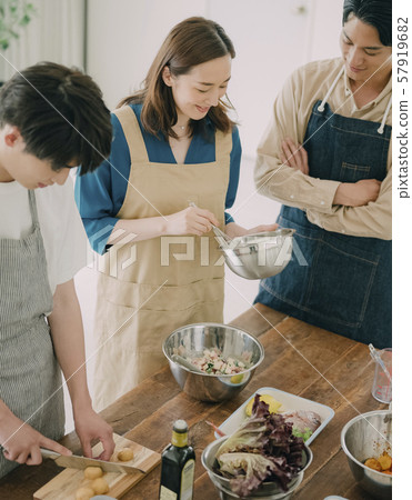 Men and women lifestyle cuisine 57919682